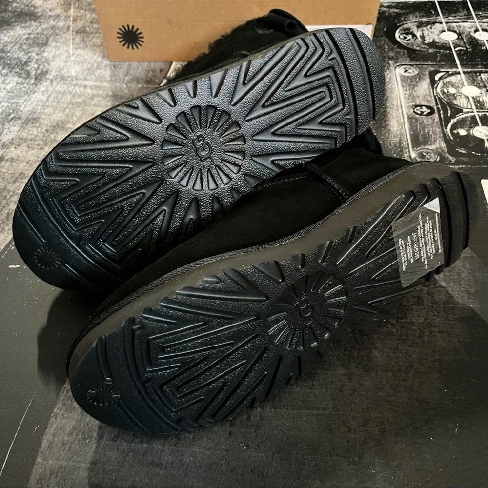 NIB UGG Mini Bailey Boot